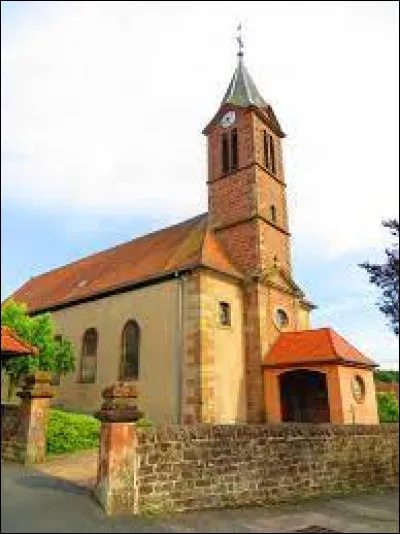 Nous sommes dans le Grand-Est devant l'église Saint-Étienne de Danne-et-Quatre-Vents. Village du Pays de Sarrebourg, il se situe dans le département ...