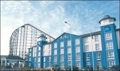 À qui doit-on la chanson Blue Hotel" ?