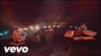 Dans une chanson des Inconnus, qui a les yeux bleus ?