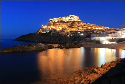 Et voici Castelsardo, perchée sur un promontoire face au Golfe d'Asinara :