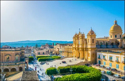 Et puis, nous arrivons à Noto, qui fut entièrement reconstruite dans le style baroque sicilien après le séïsme de 1693 et dont nous admirons l'architecture :