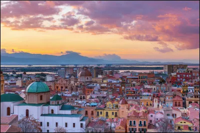 Et nous finissons par le quartier médiéval du Castello, entouré de remparts, à Cagliari :