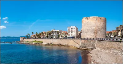 C'est à Alghero que nous visiterons la cathédrale Santa Maria. Où est cette magnifique petite ville ?