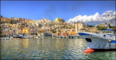 La petite ville ne manque pas de palais et de châteaux, c'est à Sciacca que nous admirerons le "palazzo Tagliavia di San Giacomo", en :