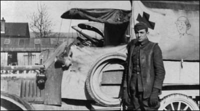 Il s'engagea très jeune dans l'armée pour participer à la Première Guerre mondiale. À quel endroit fut-il ambulancier pour la Croix-Rouge ?