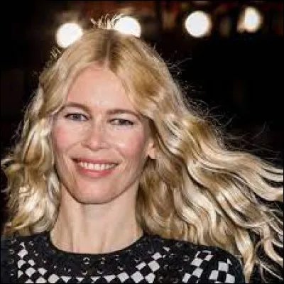 À qui Claudia Schiffer était-elle comparée lors des années 1990 ?