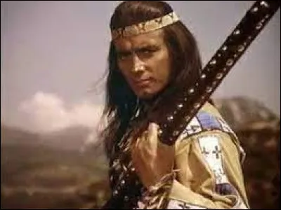 À quel écrivain allemand doit-on les deux héros sont le Blanc Old Shatterhand et l'Apache Winnetou ?