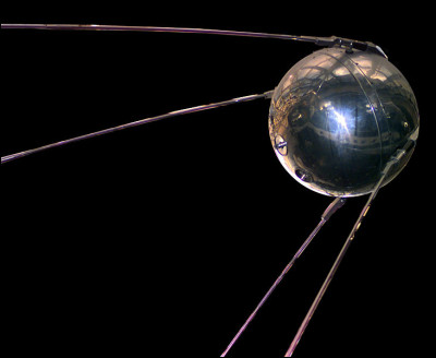 Quel est le nom donné par les Soviétiques au premier satellite artificiel qu’ils lancent en 1957  ?