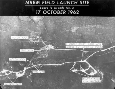 En 1962, une crise se déroule sur une île des Caraïbes, située au sud de la Floride américaine. Il sagit de