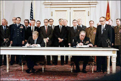 A partir de 1969, Etats-Unis et URSS négocient des accords de limitation des armes stratégiques connus sous le nom de