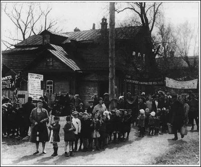 La nouvelle politique socialiste décidée par Staline et mise en uvre à partir de 1929-1930 consiste en