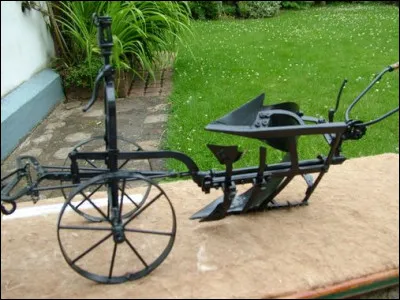 Dans quel livre de Patrick Besson, y a-t-il Bob, le bébé farceur, Maman, phobique des 14 juillet et Papa, passionné de yoga et de politique internationale ?