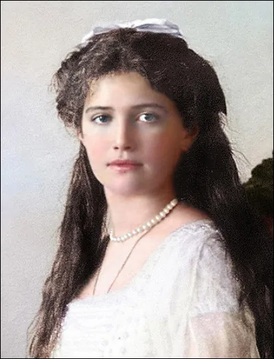 Pourquoi les sœurs de Maria Nikolaïevna de Russie la surnommaient-elles "leur demi-sœur" ?