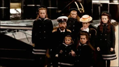 Vers minuit, le 16 juillet 1918, Iakov Iourovski ordonne au docteur Evgueni Sergueïevitch Botkine de réveiller les Romanov et leur quatre derniers serviteurs. Que lui ordonne-t-il exactement ?