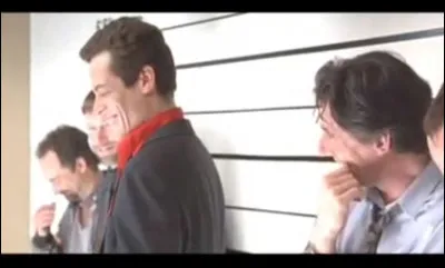 "Usual Suspects" > Le spectateur ne se doute pas du pourquoi du fou-rire des acteurs, dans une scène au caractère sérieux, voire tendu. Et les acteurs eux-mêmes, le savent-ils ?