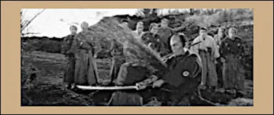 "Yogimbo" > Ce film d'Akira Kurosawa a largement inspiré Sergio Leone quelques années plus tard. Que se passe-t-il sur cette scène ?