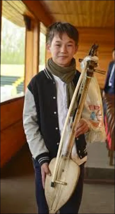 Cet instrument de musique à cordes et à archet est un igil. De quelle région du monde cette vièle est-elle un instrument traditionnel ?