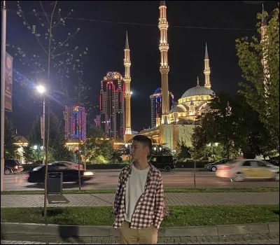 Restons dans le domaine religieux. Dans une mosquée, quel nom désigne la personne chargée d'appeler les croyants à la prière ?