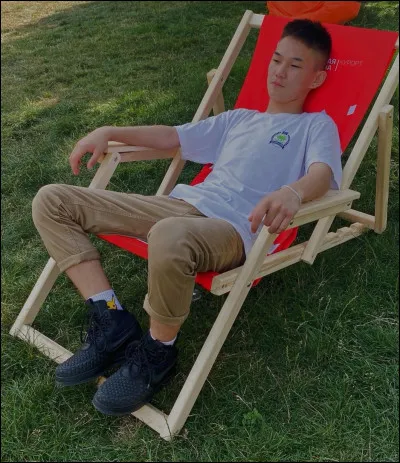 Quel gentilé désigne également une chaise longue sans accoudoir au dossier plus droit qu'un transat ?