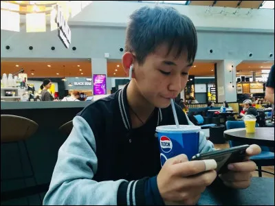 Quel prénom porte le personnage de clown incarnant la marque américaine de restauration rapide McDonald's ?