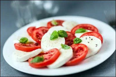 Quel est le nom de la salade composée de tomate, mozzarella et basilic ?
