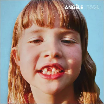 En quelle année est sorti le premier album studio de la chanteuse Angèle ?