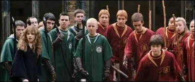 En deuxième année, quelle sorte de balais offre Lucius Malefoy à léquipe de quidditch de Serpentard ?
