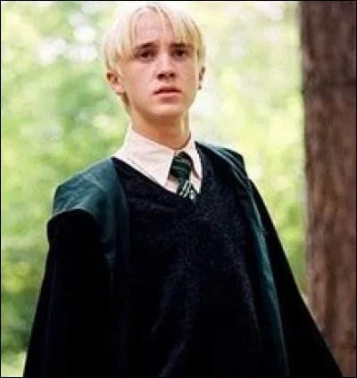 Toujours en troisième année, qui lui donne un coup de poing ?