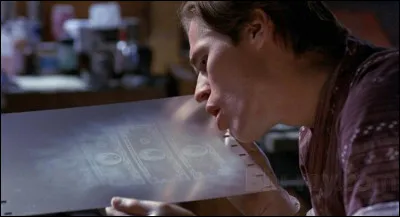 Dans quel film Willem Dafoe est-il un faussaire traqué par un policier ?