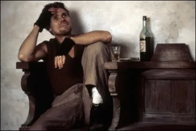 Dans quel film Willem Dafoe est-il un homme prétendant connaitre l'identité d'un autre homme amnésique ?