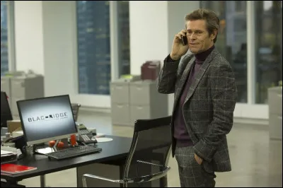 Dans quel film Willem Dafoe dirige-t-il une agence de chasseurs de têtes ?