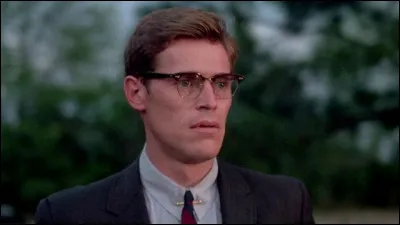 Dans quel film Willem Dafoe est-il un policier enquêtant sur des meurtres racistes ?