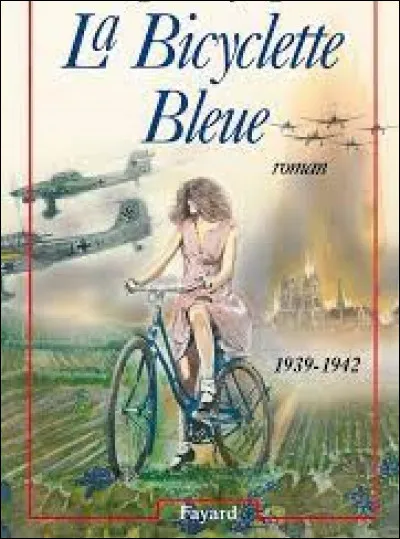 Littérature : 
Paru en 1981, ''La Bicyclette bleue'' est le premier roman d'une trilogie dont l'action se passe sous l'occupation allemande de la France et qui comprend également ''101, avenue Henri Martin'' et ''Le Diable en rit encore''. Mais ce livre est surtout le premier d'une saga comprenant 10 ouvrages. Qui en est l'écrivaine ?