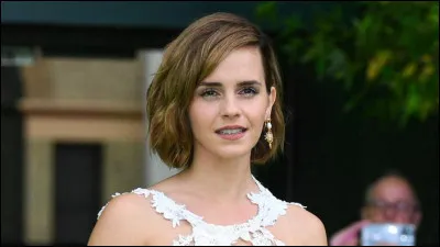 Elle est britannique, née à Paris en 1990 :