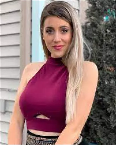 Le prénom de la youtubeuse Denyzee est Daphné.