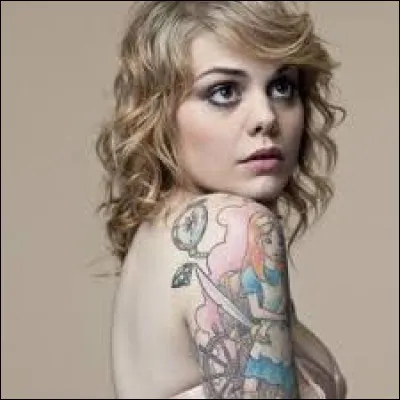 Complétez le titre de cette chanson : "Ne m'appelle...