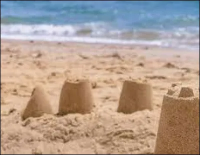 Quelqu'un a d&eacute;truit ton ch&acirc;teau de sable. Que fais-tu ?