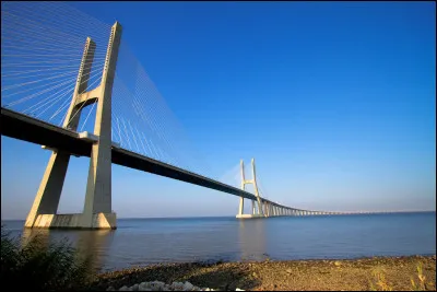 Quel est le plus grand pont d'Europe qui mesure 12 345 mètres de long ?
