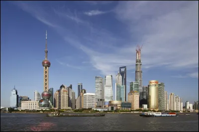 Quelle est la plus grande ville du monde avec 24 870 995 habitants ?