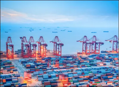 Quel est le plus grand port du monde avec 5 terminaux, 744 millions de tonnes de fret annuel et une surface 3 619 km2 ?