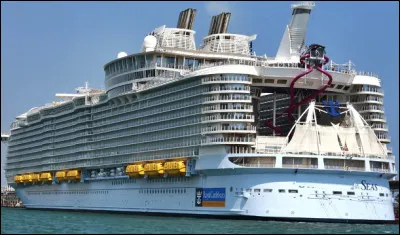 Quel est le plus grand navire de croisière du monde qui mesure 362 mètres de long et accueille 6 680 passagers et 2 384 membres d'équipage ?