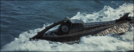 "Vingt Mille Lieues sous les mers" est le titre d'un film joué par Michael Douglas.