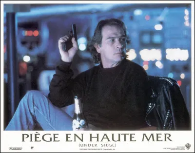 "Piège en haute mer" est interprété par Steven Seagal.