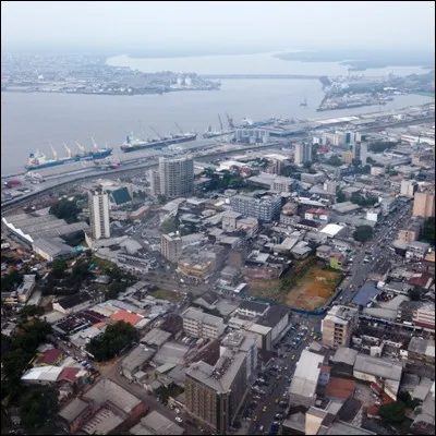De quel pays africain Douala est-elle la capitale &eacute;conomique ?