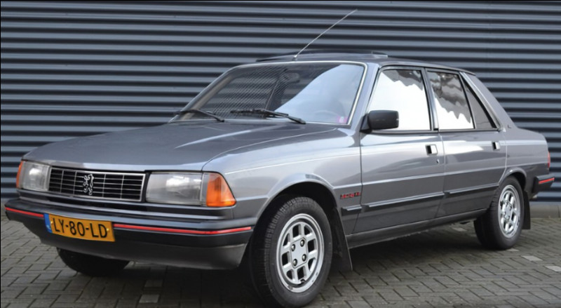 Quelle est cette berline tricorps produite par Peugeot, née en 1982, il y a 40 ans ?