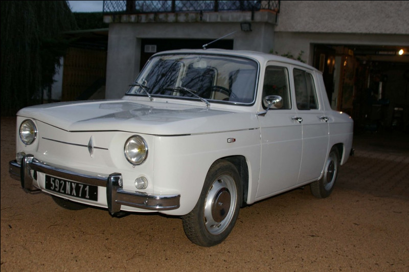 Quelle est cette berline produite par Renault, née en 1962 il y a 60 ans ?