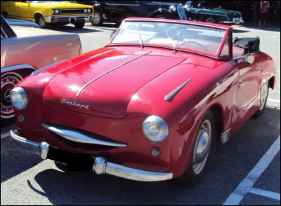 Quel est ce petit roadster produit par Panhard, né en 1952, il y a 70 ans ?