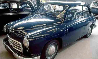 Quel est ce coach 2 portes produit par Rosengart, né en 1952, il y a 70 ans, un échec commercial qui entraine la disparition de son constructeur ?