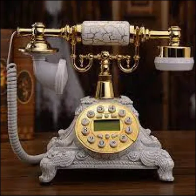 Qui est le réalisateur du film où l'on peut entendre la réplique "Téléphone maison" ?