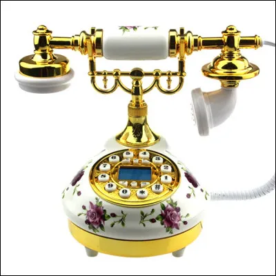 Qui chantait "Appelez-moi quand vous voudrez, je serai là quand vous voudrez", dans sa chanson "Les Gens du show business" ?